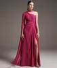 Elegante lange fuchsia chiffon prom-jurken met spleet A-lijn een schouder geplooide vloerlengte ritssluiting avondjurken met spleet voor vrouwen