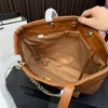 Bolso de diseñador clásico Bolso de hombro de diseñador de lujo Bolso de gran capacidad para mujer Cadenas de metal y cuero Cuero lacado Brillante