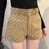 Kvinnors shorts designer vår och sommar ny nischdesign med full kropp jacquard bälte metall logotyp fashionabla mångsidiga bantning shorts kvinnors trend 888