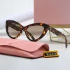 Designer MIUI Lunettes de soleil Overseas Cat Eyes Mens and Womens Street Photos Classic Trend Travel Fashion Lunes