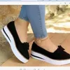 Fitnessschuhe Frauen Sommer 2024 Damen auf Slads Bug Casual Flat Plattform wandern weibliche nähte Frau modische Schnallenschuhe