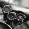 손목 시계 독특한 다이얼 디자인 스포티 한 감각과 편안한 수지 스트랩을 갖춘 남자 시계.