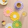 Bordmattor Liten färsk Daisy Silikonisoleringsplatta PVC -matta Hög temperaturbeständig SCALDING POT Flower Coasters