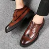 Chaussures décontractées Mode Brown Mens Robe Designer Italian Leather Men de luxe Business Oxford Brogues pour moccasin