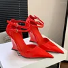 ارتداء أحذية الأزياء الإناث الإبزيم حزام أسافين أحذية الكعب للنساء في عام 2024 المدببة إصبع القدم مضخات سيدات حمراء الكعب شرائح