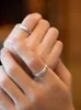 Rings de cluster A temperatura artística chinesa do amante está particularmente interessada no estilo de design do anel de dedo indicador retro L240402