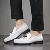 Chaussures décontractées pour la mode de la mode masculine robes de nuit noire blancs coule-slip-onls chaussures patent en cuir mots de gentleman sneakers homme