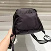 Mochila ao ar livre bordada bordada com grande capacidade de espaço corporal Painel traseiro acolchoado e placa de estrutura interna para manter a bolsa Balanced Four Style