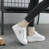 Scarpe bianche Donne Sneaker Piattaforma Zapatos de Mujer Fashion Rhinestone Chaussures Femme Lady Footware Patchwork Woman 240329