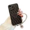 Skinny Slim Metal Triangle Logo Luxury Phone Case för iPhone 13 12 14 11 Pro Max 13Pro 12Pro 14Plus med Pearl Armband Cover