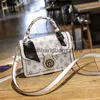 Cross Body Old Flower Classic Transport Lock Small Square Bag Womens 2024 Осень/Зимняя мода Простая одно плечо ручное ручное управление среднего возраста H240403