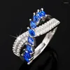 Anneaux de mariage Huitan magnifique mode croix bague bleu vif / blanc zircone doigt accessoires pour femmes luxe à la mode fête bijoux dame