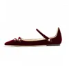 Sapatos casuais 2024 Summer Mulher estilo Velvet rebite vinho vermelho apartamento pontudo