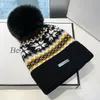 2023 Kvinnor fleece fodrade stickade pom hattar termisk snöfake julpäls bobble beanie hatt för kvinna vinterskallies 240311