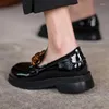 Buty swobodne wiosna letnie czarne kobiety pompki mody patentowe platforma skórzana kobieta okrągłe palce metalowe panie