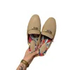 24% de descuento en zapatos de diseño Baotou Media zapatilla para mujeres sandalias de ropa exterior Botón de bloqueo de la casa Muller de fondo plano Tacón bajo zapatos perezosos