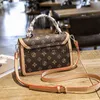 Cross Body Old Flower Classic Transport Lock Small Square Bag Womens 2024 Осень/Зимняя мода Простая одно плечо ручное ручное управление среднего возраста H240403