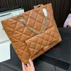 Bolso de diseñador clásico Bolso de hombro de diseñador de lujo Bolso de gran capacidad para mujer Cadenas de metal y cuero Cuero lacado Brillante