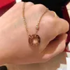 Designer Croitrres Nacklace Simple Set Pendant New Live V Gold Necklace pläterad med 18K Diamond Round Cake Collebone Chain