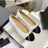 Mareschi di designer di moda Top Women Domande Chanells Scarpe Pink Beige Luxury Paris Brand Lady Wedding Wedding Leather Ladies Chanelsandals Ballerina Sliper su Slifors