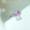 Anelli a grappolo Squisito anello in argento 925 con tormalina rosa intarsiato con diamanti ad alto contenuto di carbonio in un design di nicchia per la stratificazione