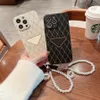 Skinny Slim Metal Triangle Logo Luxury Phone Case för iPhone 13 12 14 11 Pro Max 13Pro 12Pro 14Plus med Pearl Armband Cover