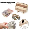 1pcs Ahşap Para Kutusu Piggy Bank Güvenli Para Kutusu Tasarrufları Şarap Namlu Ahşap Oyma El Yapımı Piggy Bank Para Sözleri Saklama Kutusu 240401