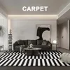 Décoration de salon moderne Carpet Nordic Bedroom Tapis de chevet Home Black and White Striped Mat Fluffy Soft Lounge tapis 240329