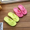 Frauen Brand Sandalen Designer Pantoffeln Flat Flip Flops Hautrutschen Damen Strand Sandale Sommer Leisure Slip Fischgruhschuhe für Frühling und Sommer mit dicken Soals