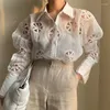 Blouses pour femmes Spring à manches longues Blouse blanche Femmes Sexy Hollow Floral à broder