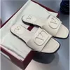 Dno sandałowy projektant Slipper 2024 Lady Crystal Stuppers Skórzane płaskie Vlogoo klapki wysyłane z wysokiej jakości jeden do jednego Walentino Xeov