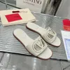 여성 Walentino Lady Sandal 디자이너 스터드 슬리퍼 2024 컬러 슬리퍼 스프링/여름 새로운 패션 순수한 가죽 중공 평평한 바닥 여성 슬리퍼