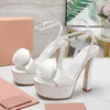 Exquisite Verarbeitung High Heel Sandalen Sommer Neue handgefertigte Blumendesign Schnalle Gurt Frauenpumpen Satin Material Sexy weibliche runde Zehenplattform Sandalen