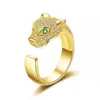 Pierścienie klastrowe lampard pantera głowa zielone oko otwierające pierścień mikro-inkruknięte crysyal crinestone cyrkon dla uniwersyteckiej imprezy zaręczynowej Żyd Dhq8j