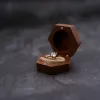 Exibir caixa personalizada de anel de noivado de madeira