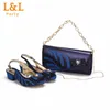 Robe chaussures bleu marine papillon design femmes talons confortables sandales assorties sac à main ensemble pour dames matures fête de mariage