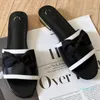 Célèbre papillon en cuir bas slipper à talons bas designer au début du printemps