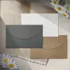 Envelopes 50pcs/lote kraft paper mini envelopes, usados para armazenamento de bricolage/cartão/jóias, suprimentos postais de artigos de papelaria de convites de casamento,