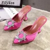 Kleidungsschuhe Satin Rose rote Frauen Pumpen modische Zehenzehenkristall -Strass -Slip auf High Heels Hochzeit Maultiere H240403BYAU