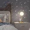 Lâmpadas de mesa Quarto infantil Astronauta Lâmpada Lunagem Lua Cartoon Decorativo Led Led Glass Ball Ball Metal Bedside