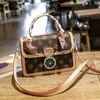 Cross Body Old Flower Classic Transport Lock Small Square Bag Womens 2024 Осень/Зимняя мода Простая одно плечо ручное ручное управление среднего возраста H240403