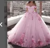 2024 Robes de mariée de conception arabe Robes de mariée de la dentelle épaule 3d Appliques florales Fleurs Sash Sachie Train Puffy Tulle Open Back Bridal Robes