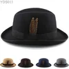 Chapéus de aba larga Bucket Mens Wool Blend clássico Vintage Homburg Hat Hat Feather Band Fedora Trilby Sunhat jazz inverno quente tamanho ajustável m-l yq240403