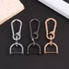 Keychains Car Keychain kreativ Einfacher starker Carabiner Formschlüsselruftkletterhaken Key Man Unisex Geschenk Auto Innenraum mit Schraubendreher