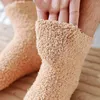 Meias masculinas 5 pares engrossados tubo médio pelúcia inverno calor coral fofo cor sólida macio confortável dormir chão