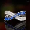 Fedi nuziali Huitan Splendido anello a forma di croce alla moda Blu brillante/Bianco con zirconi Accessori per dita per le donne Gioielli da festa di lusso alla moda Lady