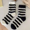 Chaussettes de femmes Super douce moelleuse Black and White Striped Plux Stocks Warms Mink Wool Fashion Ins Femme Footh Floor Sox Hosiery