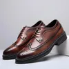 Chaussures décontractées Mode Brown Mens Robe Designer Italian Leather Men de luxe Business Oxford Brogues pour moccasin