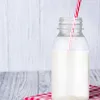 Устаньте контейнеры бутылки с молоком на открытом воздухе.