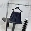 Дизайнер юбок KK Spring/Summer Technology Technology Mini Silk Mini Silk с контрастным логотипом бренда и печатным DPBE DPBE